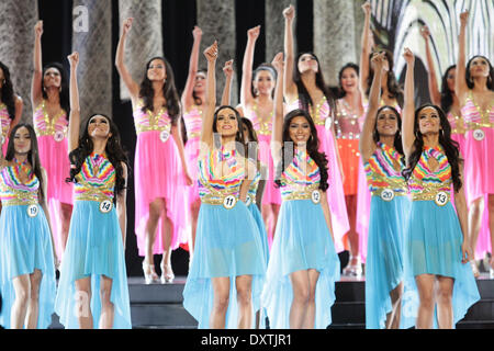 Quezon City, Philippines. 30 mars, 2014. Les participants de l'Binibining Pilipinas effectuer leur loi sur l'ouverture le 30 mars 2014. Binibining Pilipinas est le plus prestigieux concours de beauté aux Philippines avec des représentants remportant des victoires dos à dos comme Miss Univers 2013 3ème Runner Uo Ariella Arida. Les gagnants du concours Concours de beauté représentera les Philippines dans la scène mondiale. (Photo par Mark Fredesjed R. Crédit : PACIFIC PRESS/Alamy Live News Banque D'Images