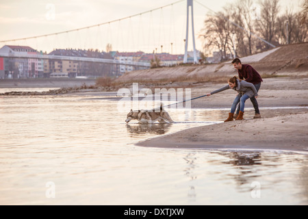 Couple avec Chien, Croatie Banque D'Images