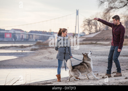 Couple avec Chien, Croatie Banque D'Images