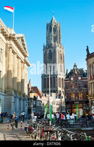 Les gens qui marchent sur la rue de la vieille ville, en face de la Tour Dom d'Utrecht. Banque D'Images