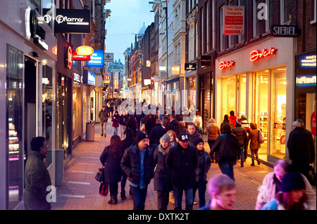 Des personnes non identifiées, marche sur Kalverstraat - principale rue commerçante d'Amsterdam. Banque D'Images