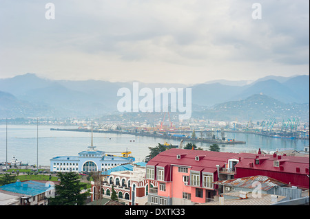 Vue aérienne du port de Batoumi , Géorgie avec les montagnes en arrière-plan Banque D'Images