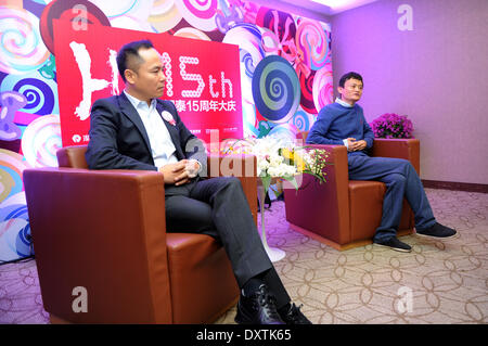 (140331) -- HANGZHOU, 31 mars 2014 (Xinhua) -- dans le fichier photo prise le 16 novembre 2013, le PDG d'Alibaba Jack Ma Yun (R) et l'Intime Retail Group Co. président Shen Guojun assister à un événement célébrant le 15e anniversaire de l'Intime les grands magasins à Hangzhou, capitale de la Chine de l'est la province de Zhejiang. Géant de l'e-commerce chinois Alibaba Group a annoncé lundi qu'il va payer 5,3 milliards de dollars de Hong Kong (692 millions de dollars américains) d'acquérir des actions de Hong Kong-énumérés department store operator intime (Yintai) Retail Group Co. en vertu de l'accord des deux sociétés, Alibaba va acquérir 9,9 p. Banque D'Images