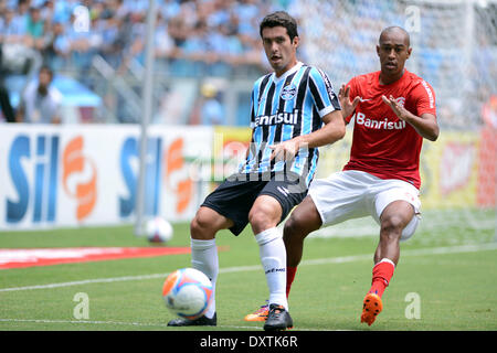 Porto Alegre, Brésil. 30Th Mar, 2014. Riveros et Fabricio dans le dernier match de championnat Gaucho entre Gremio et l'Internacional de Porto Alegre, joué à l'Arena do Gremio, le 30 mars 2014. Photo : Edu/Urbanandsport Nurphoto Andrade/crédit : Edu/NurPhoto ZUMAPRESS.com/Alamy Andrade/Live News Banque D'Images