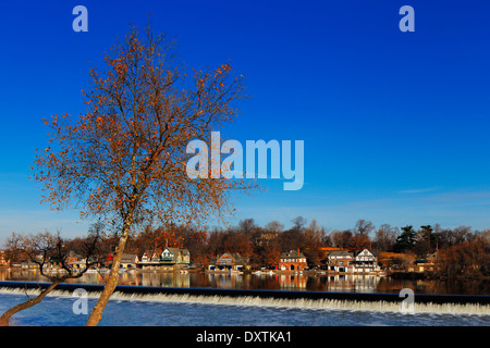 Le célèbre Philadelphia's Boathouse Row dans la passe migratoire du barrage Fairmount Banque D'Images