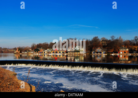 Le célèbre Philadelphia's Boathouse Row dans la passe migratoire du barrage Fairmount Banque D'Images