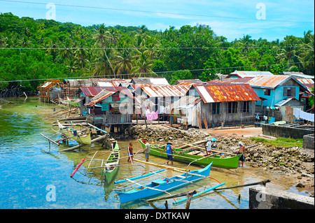 Village de pêcheurs côtiers à Philippines. Environ 800 000 pêcheurs utilisent des méthodes traditionnelles de pêche net à partir de petits bateaux Banque D'Images