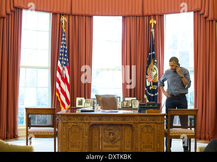 Le président Barack Obama parle sur le téléphone dans le bureau ovale avec le président russe Vladimir Poutine à propos de la situation en Ukraine, le 1 mars 2014. Banque D'Images