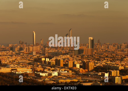 Vue sur la ville d'Abu Dhabi, EAU à l'aube, avec la Corniche et World Trade Center Banque D'Images
