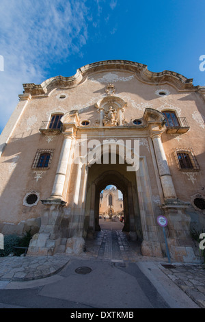 L'extérieur les portes d'entrée à l'intérieur du monastère de Santes Creus, Espagne Banque D'Images