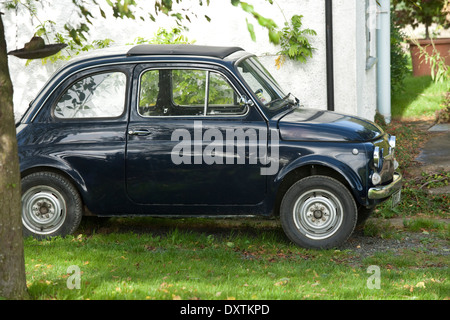 Fiat 500 Abarth stationné à l'extérieur d'une maison dans le pays. Banque D'Images