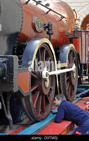 Dresde, Allemagne. Mar 31, 2014. Vidange moteur à vapeur historique spécialistes 'Vieux Coppernob', qui est prêté par le National Railway Museum à York (Angleterre), à la cour du château de Dresde de stable à Dresde, Allemagne, 31 mars 2014. Ancienne Coppernob est l'une des locomotives les plus anciennes encore en existence aujourd'hui. Il a été construit en 1846 par Bury, Curtis & Kennedy Ltd. à Liverpool et est identique à celle avec le modèle technique pour le 'Saxonia' de 1939, la première locomotive Allemand opérationnel. Dpa : Crédit photo alliance/Alamy Live News Banque D'Images