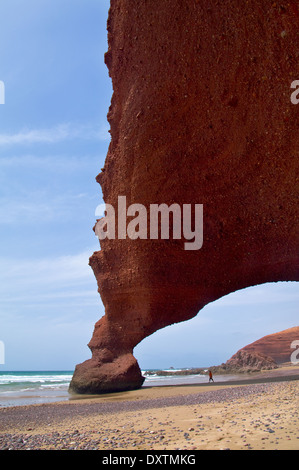 D'énormes arches sur la côte nord-africaine. Le Maroc. Banque D'Images