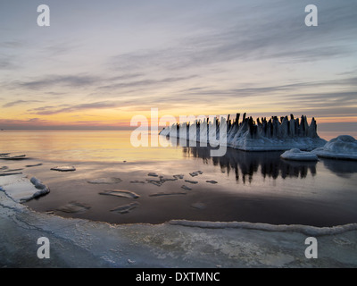 Coucher du soleil d'hiver sur la mer Baltique. Banque D'Images