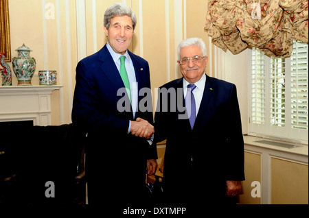 Kerry secrétaire se réunit avec le président de l'Autorité palestinienne Mahmoud Abbas Banque D'Images