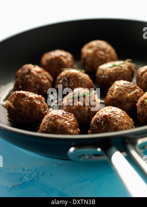 La cuisson des boulettes de viande dans une poêle Banque D'Images