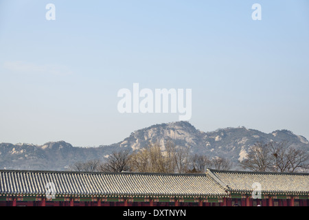 Toits du Palais Gyeongbok avec Inwang mountain à Séoul, Corée Banque D'Images