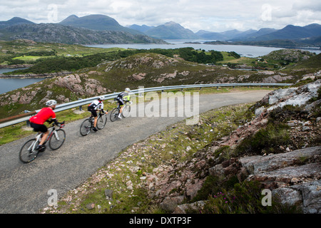 Un cycliste prend la plus longue route en montée Lochcarron, Ecosse Banque D'Images