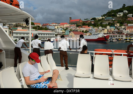 Passagers à bord de l'Osprey Express. St George's, Grenade, Caraïbes Banque D'Images