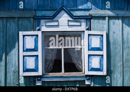 Fenêtre avec volets en bois traditionnel Bolshoe Goloustnoe (sur les rives du lac Baikal, Sibérie, Russie) Banque D'Images