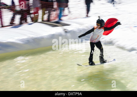 London, Ontario, Canada. 30Th Mar, 2014. Il a été une bonne année à la montagne avec ski Boler à partir de Novembre et susceptible d'exécution jusqu'à la première semaine de mars. À la fin de chaque année, le club tient son assemblée Slush Bol, ont été l'investiture essayez de le faire sur un pool au bas d'une exécution. Certains le font, ne sont pas nombreux mais ils ont tous un peu de vent froid et humide à la fin. crédit : Mark Spowart/Alamy Live News Banque D'Images