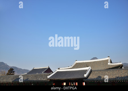 Toits du Palais Gyeongbok avec ciel clair à Séoul, Corée Banque D'Images