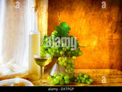 Nature morte avec fruits et une bouteille de vin Banque D'Images