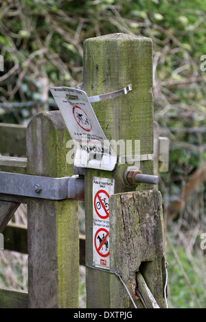 Pas de chevaux chiens non pas d'encrassement mess chien pas de vélo cycles cycle bold gate clôture fer en bois après l'écrou et le boulon de charnière hanging off Banque D'Images