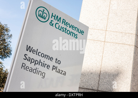 Enseigne à l'extérieur des bureaux de HMRC, ex-Reading, Berkshire, England, GB, au Royaume-Uni. Banque D'Images
