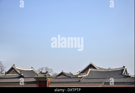 Toits du Palais Gyeongbok avec ciel clair à Séoul, Corée Banque D'Images