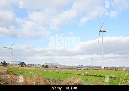 Générateur de puissance Eletric Wind Turbine sur un ciel nuageux Banque D'Images