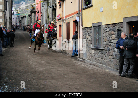 Riders en couple dans le fameux 'Sun Carrela e nanti de chevaux', lors du traditionnel carnaval à Santu Lussurgiu,Sardaigne,Italie Banque D'Images