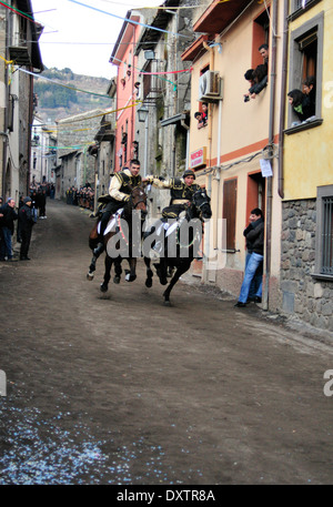 Riders en couple dans le fameux 'Sun Carrela e nanti de chevaux', lors du traditionnel carnaval à Santu Lussurgiu,Sardaigne,Italie Banque D'Images