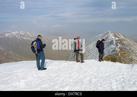 Hill promeneurs au Swirral Edge Sortie à Helvellyn avec la vue sur la montagne de Catstycam Lake District Cumbria UK Banque D'Images