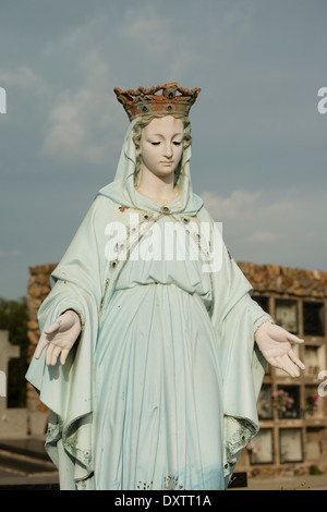 Sculptures de Notre Dame de la protection et des sépultures, tombes du cimetière de Barcelone, Espagne Banque D'Images