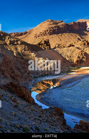 La rivière coupe Ziz son chemin à travers une gorge dans les montagnes de l'Atlas près du Tunnel Legionaires, Maroc Banque D'Images