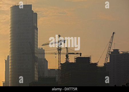 Silhouette d'un bâtiment en construction, à l'extrémité sud du Bund, à Shanghai, en Chine. Banque D'Images