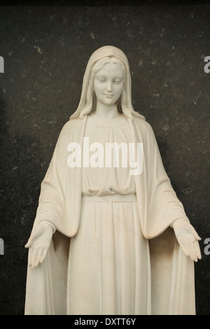 Sculptures de Notre Dame de la protection et des sépultures, tombes du cimetière de Barcelone, Espagne Banque D'Images