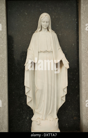 Sculptures de Notre Dame de la protection et des sépultures, tombes du cimetière de Barcelone, Espagne Banque D'Images