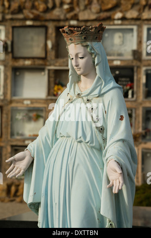 Sculptures de Notre Dame de la protection et des sépultures, tombes du cimetière de Barcelone, Espagne Banque D'Images