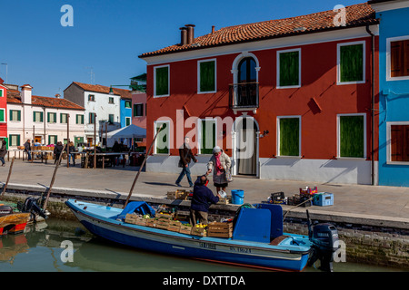 Fruits et légumes Mobile Shop, l'île de Burano, Veneto, Italie Banque D'Images