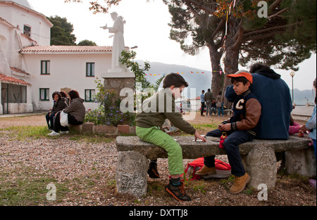 Les gens et procession religieuse au sanctuaire de San Francesco, Lula, région de Barbagia,Sardaigne, Italie Banque D'Images