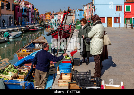 Fruits et légumes Mobile Shop, l'île de Burano, Veneto, Italie Banque D'Images