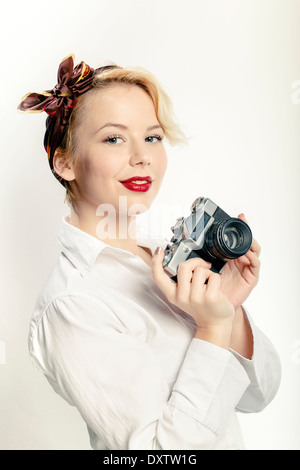 Jeune femme à l'aide de Photo Camera, Portrait Banque D'Images