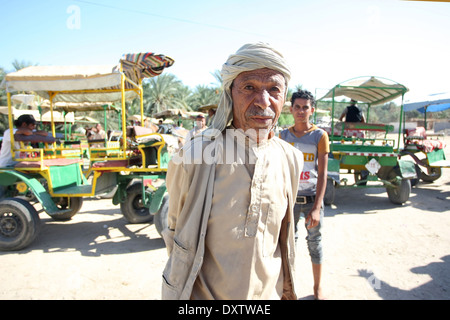 Les travailleurs musulmans dans la plus grande oasis tunisien qui s'appelle palmeraie de Tozeur à Tozeur, Tunisie. Banque D'Images