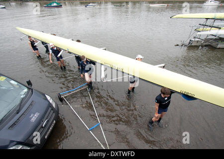 Putney Londres, Royaume-Uni. Le 31 mars 2014. La pratique de l'Université d'Oxford d'équipage de bateau sur la Tamise avant la 160e course de bateau entre Oxford et Cambridge Credit : amer ghazzal/Alamy Live News Banque D'Images