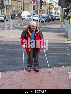 Man traverse une ville, rue Centre à Halifax West Yorkshire UK Banque D'Images