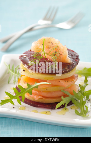 Saumon et pommes de terre, mille-feuille de betterave Banque D'Images