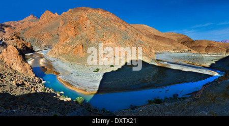 La rivière coupe Ziz son chemin à travers une gorge dans les montagnes de l'Atlas près du Tunnel Legionaires, Maroc Banque D'Images