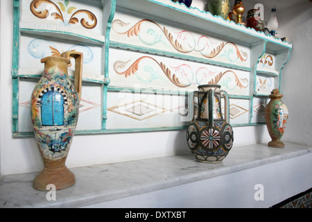 Un gros plan de l'intérieur de vases peints traditionnels tunisiens El Annabi house, une résidence typique de Sidi Bou Said,Tunisie. Banque D'Images